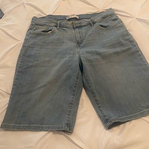 Light wash Levi Bermuda shorts women’s size 16